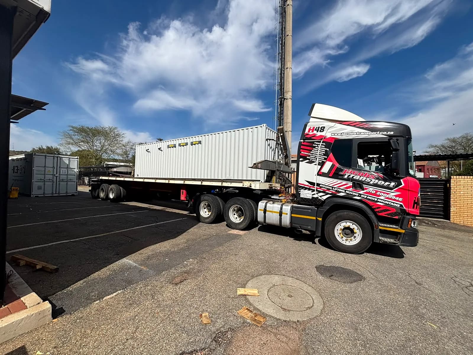Containerised battery system arriving on a flatbed truck